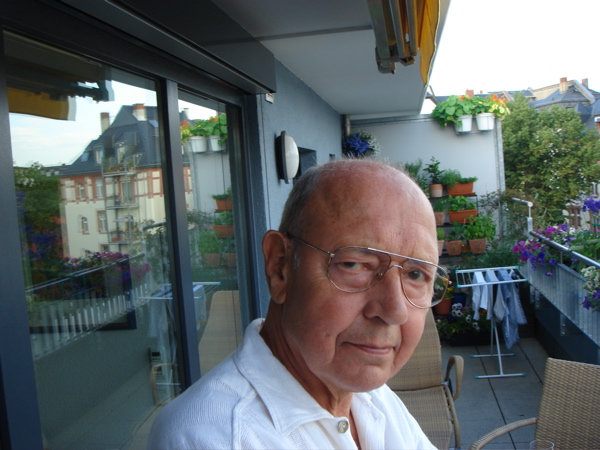 Papa auf Balkon